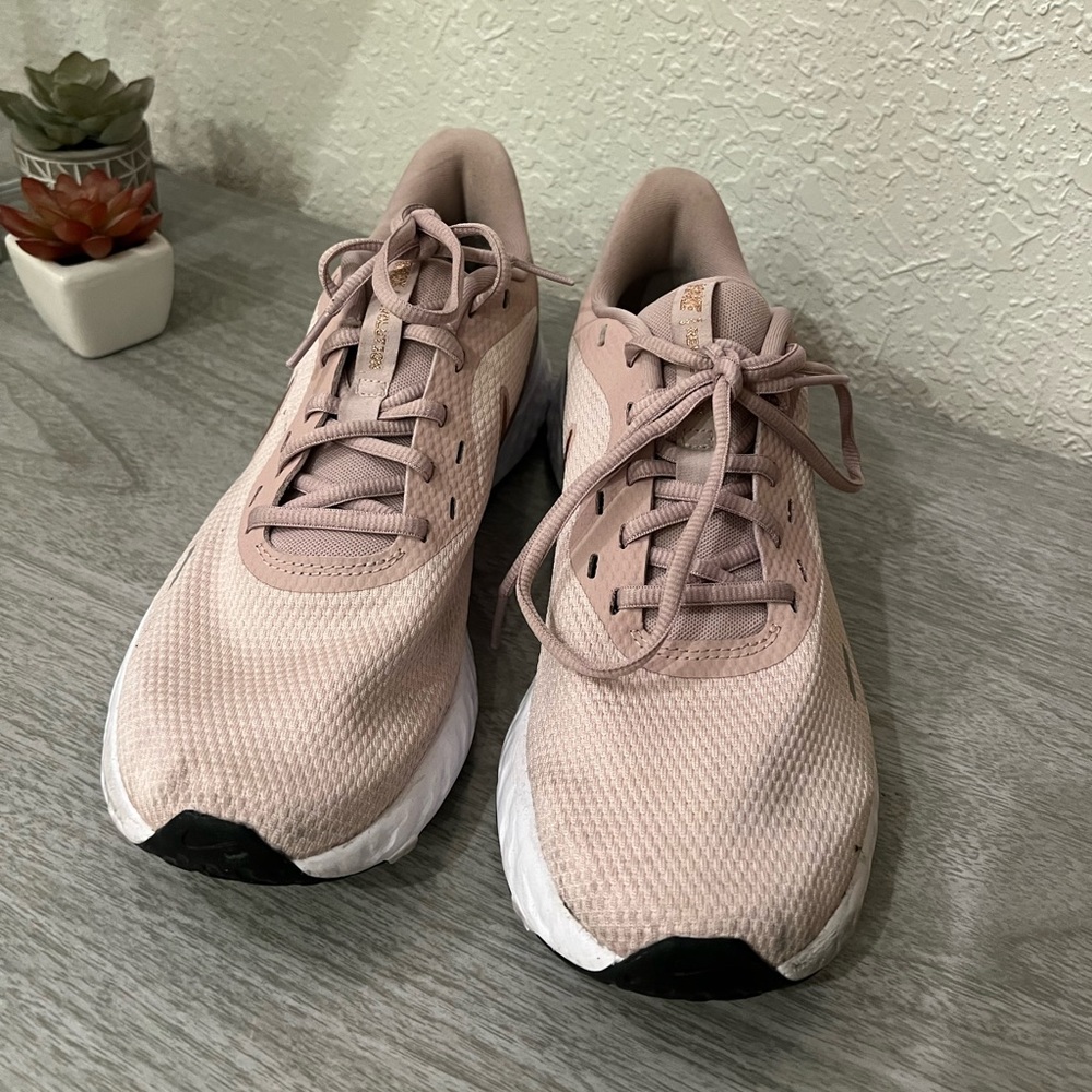Almost new- Nike Revolution 5